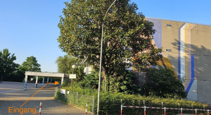 Bild des Eingangsbereichs der Weiherbergschule